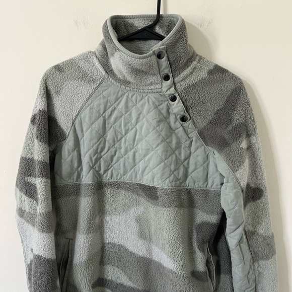 Abercrombie & Fitch Asymmetrical Snap-Up Green Camo Fleece Size XS - Picture 2 of 8